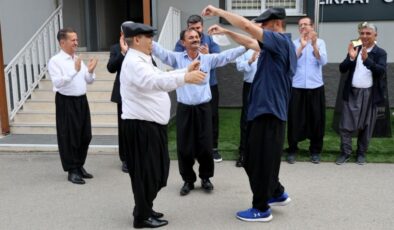 Adana şalvarı ‘coğrafi işaret’ aldı: Halayla kutladılar