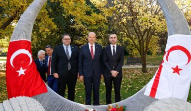 Cumhurbaşkanı Tatar Melbourne’da, Shrine of Remembrance Anıtı’na çelenk sundu, Avustralya Türk Dostluk Anıtı’nı ziyaret etti