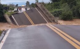 Brezilya’daki selde bir köprü çöktü