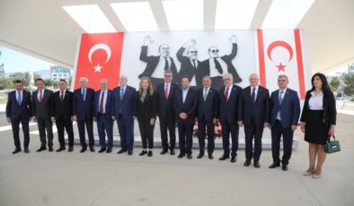 Türkiye ve Azerbaycan Parlamentoları Dostluk Grupları Dr. Küçük ve Denktaş’ın anıt mezarlarını ziyaret etti