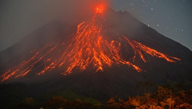 Endonezya, Merapi Yanardağı’nın patlaması üzerine alarma geçti