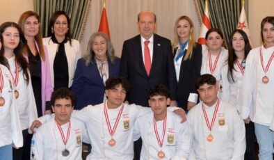 Cumhurbaşkanı Tatar, Güzelyurt Meslek Lisesi öğretmen ve  öğrencilerini kabul etti