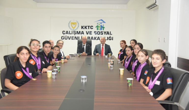 HASİPOĞLU, GTF DÜNYA ŞAMPİYONASI’NDA BÜYÜK BAŞARIYA İMZA ATAN KKTC TAEKWONDO MİLLİ TAKIMI’NI KABUL ETTİ