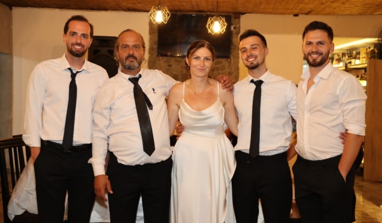 “Londra’da Başlayan Aşk 30 Yıl Sonra Taçlandı: Cafer ve Justin’in Hikayesi”